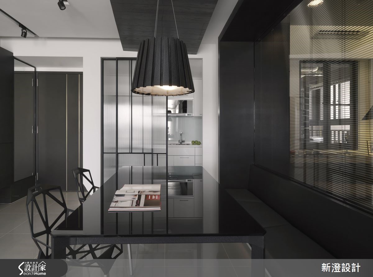 步入位於新竹市香山區的 34 坪居宅，酷黑與純白的強烈